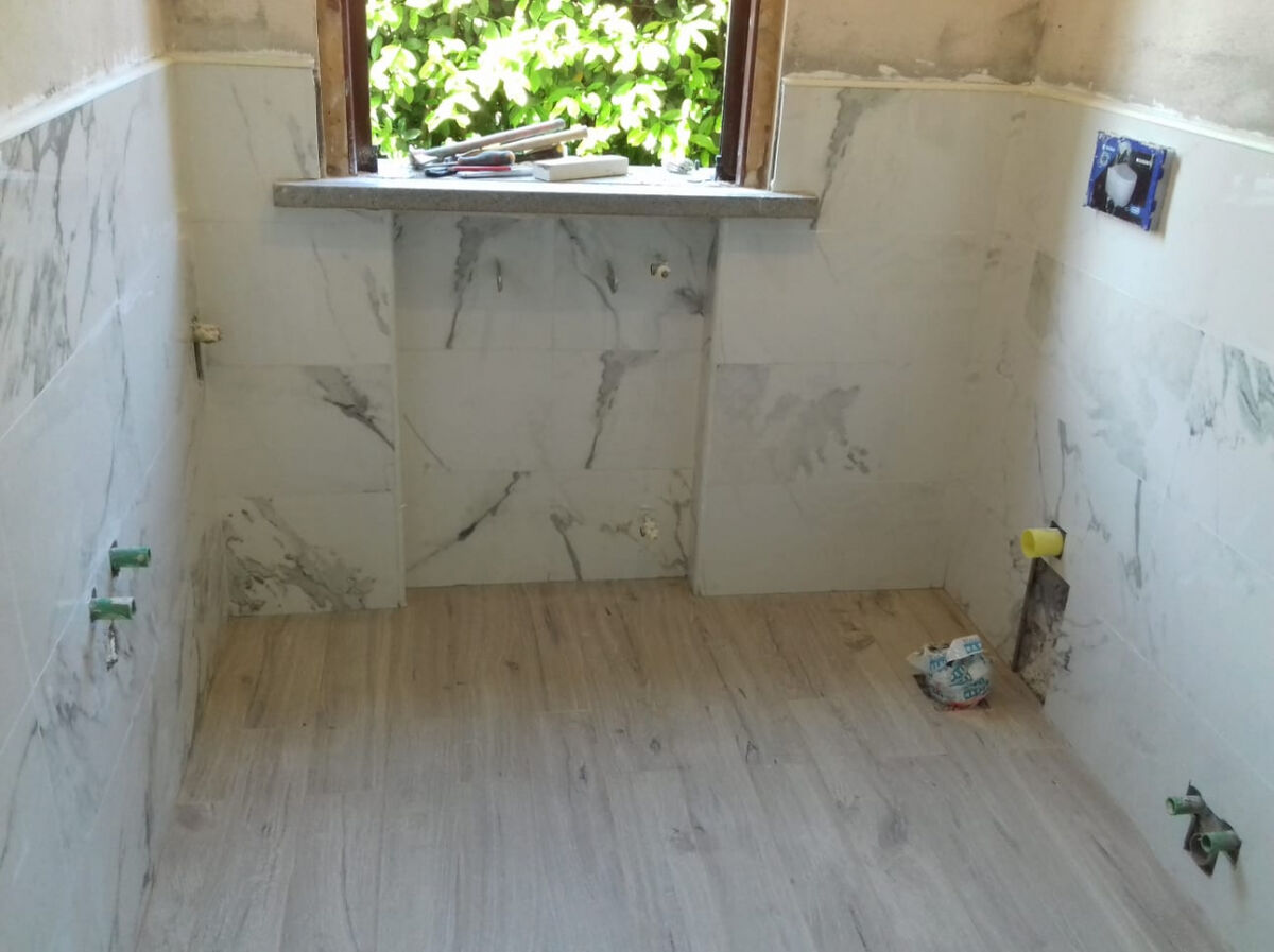 Rivestimento di grande formato posato in un bagno MVP Costruzioni