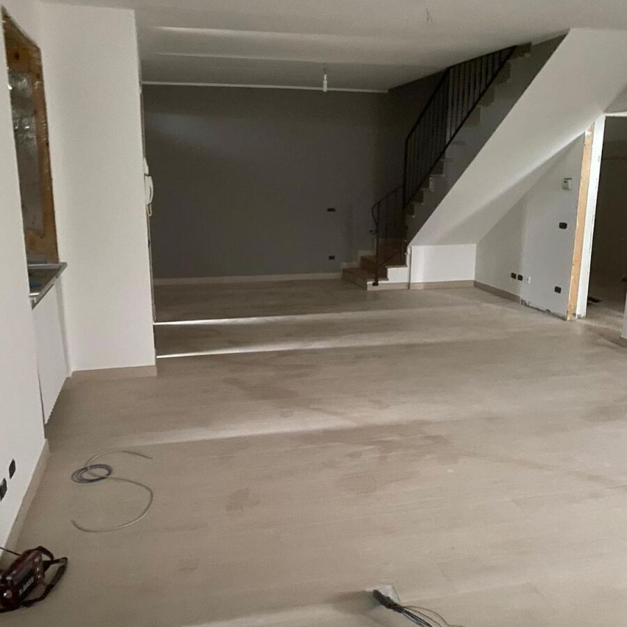 Interno ristrutturato con serramenti e finiture in armonia